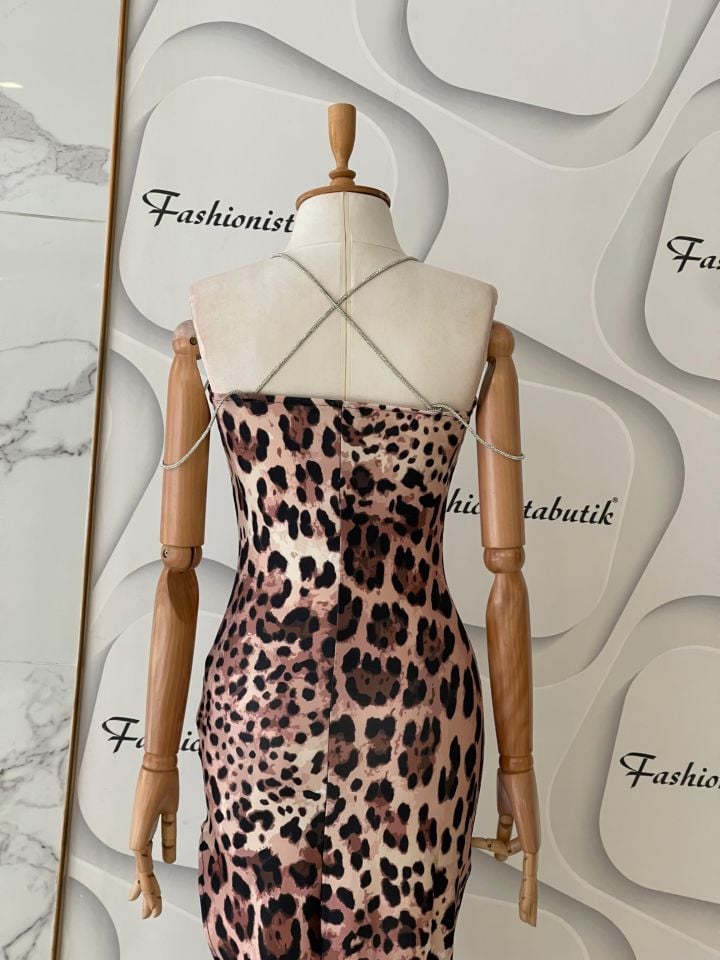 Taş askılı leopar elbise