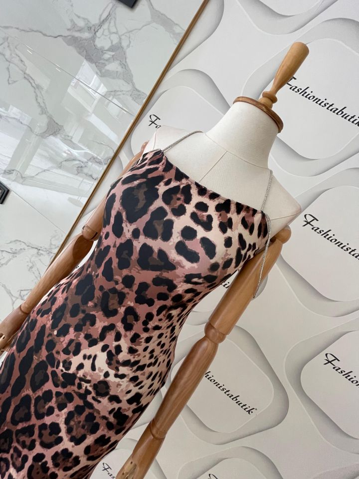 Taş askılı leopar elbise