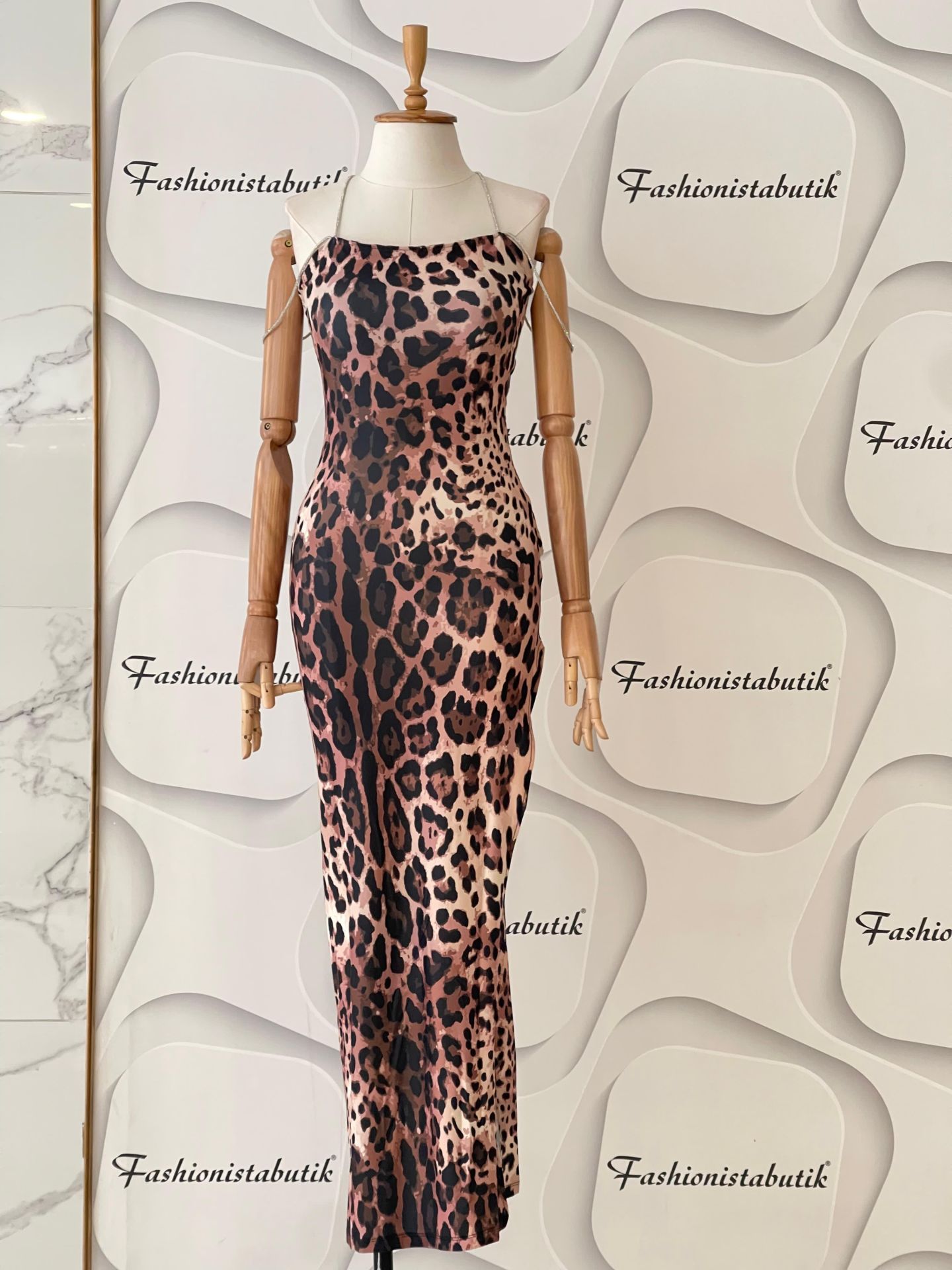 Taş askılı leopar elbise