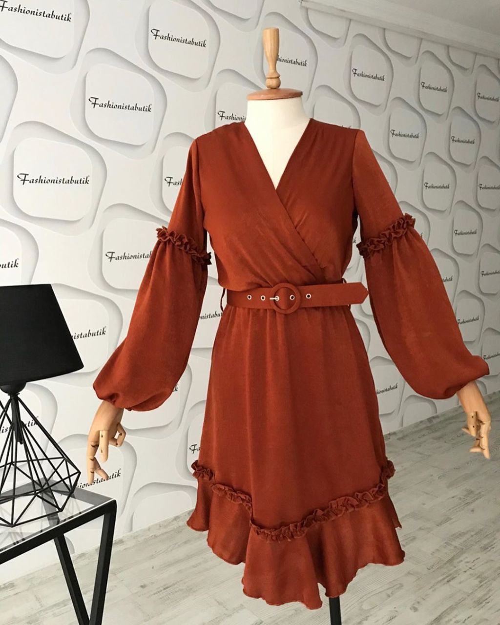 Chanel kumaş kemerli elbisemiz Tarçın